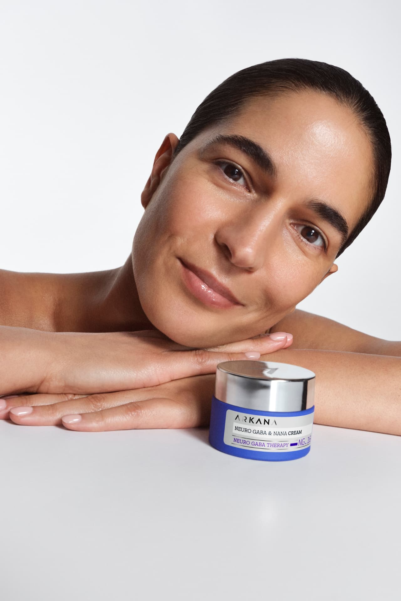 Modell mit ARKANA Neuro Gaba & Nana Cream