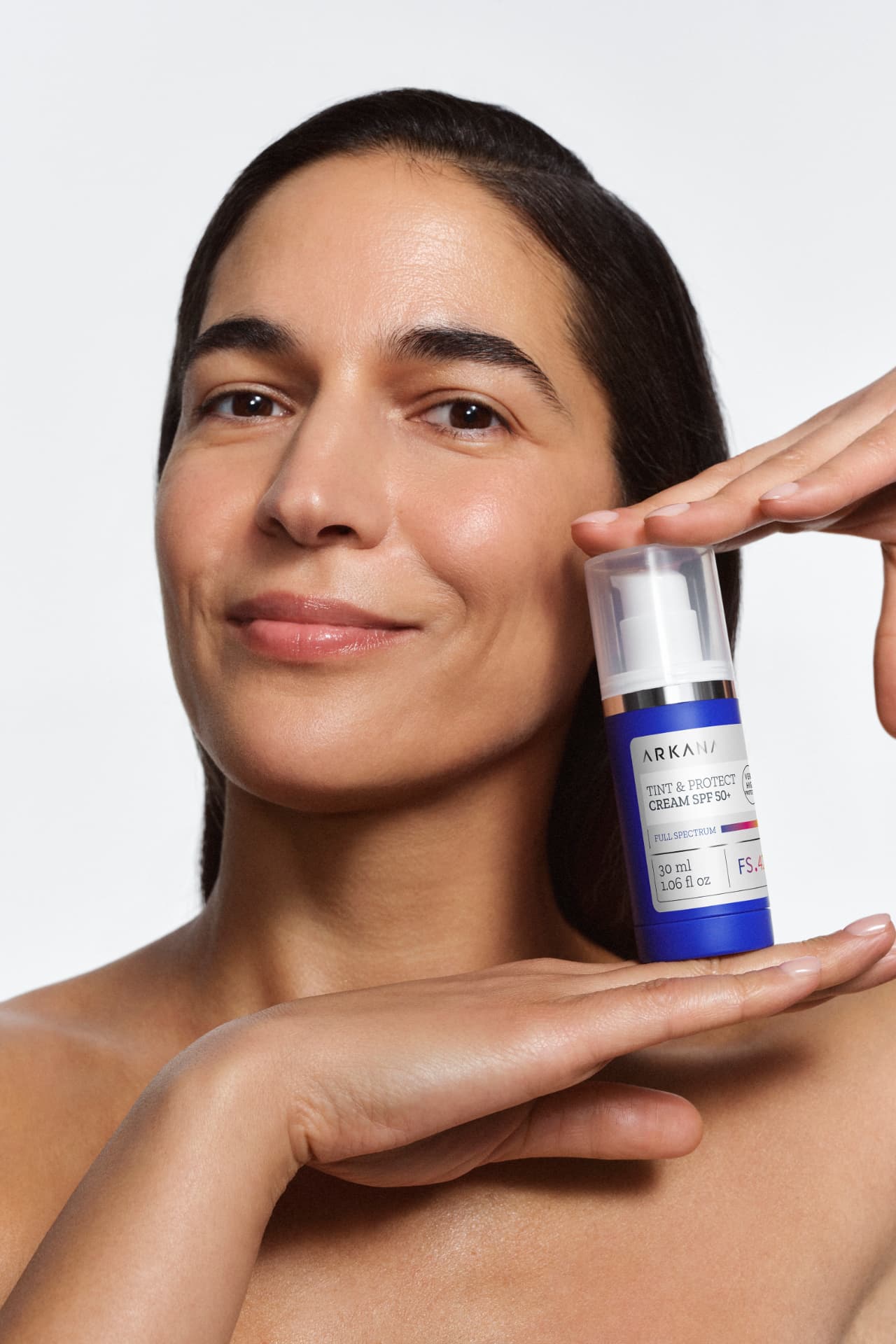 Modell mit ARKANA Tint & Protect Cream SPF 50+